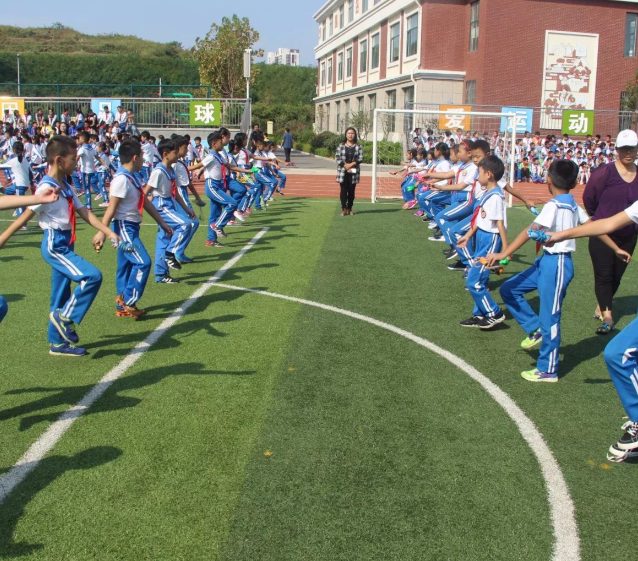 感悟劳动教育的深刻含义数学思想PK赛中家长与选拔出的学生同台竞技 感悟劳动教育的深刻含义数学思想PK赛中家长与选拔出的学生同台竞技